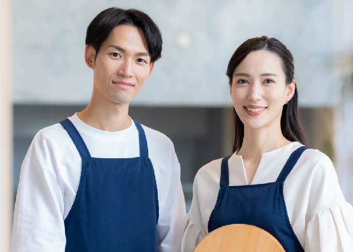 ［2108］ホールスタッフまたは調理補助