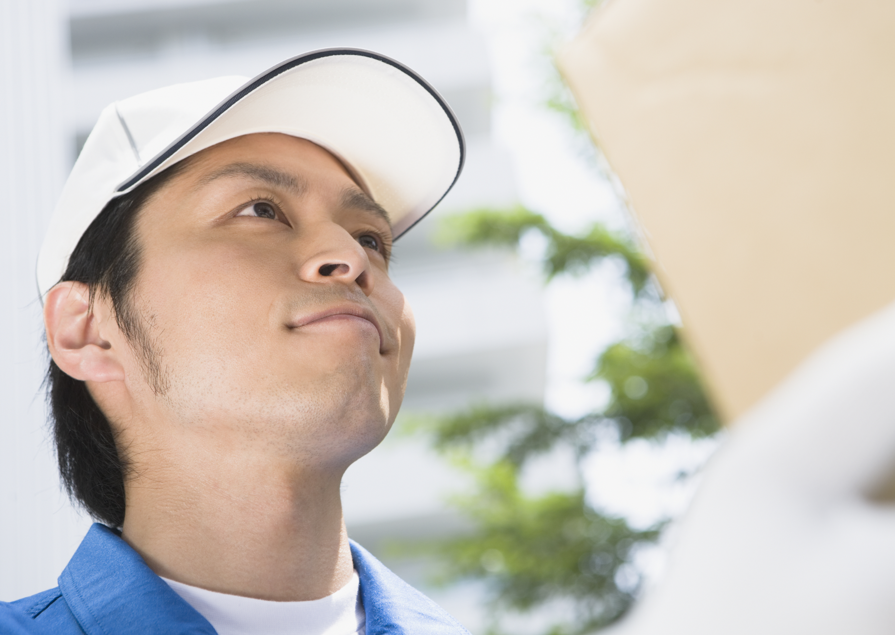 タイヤ交換作業及び営業スタッフ