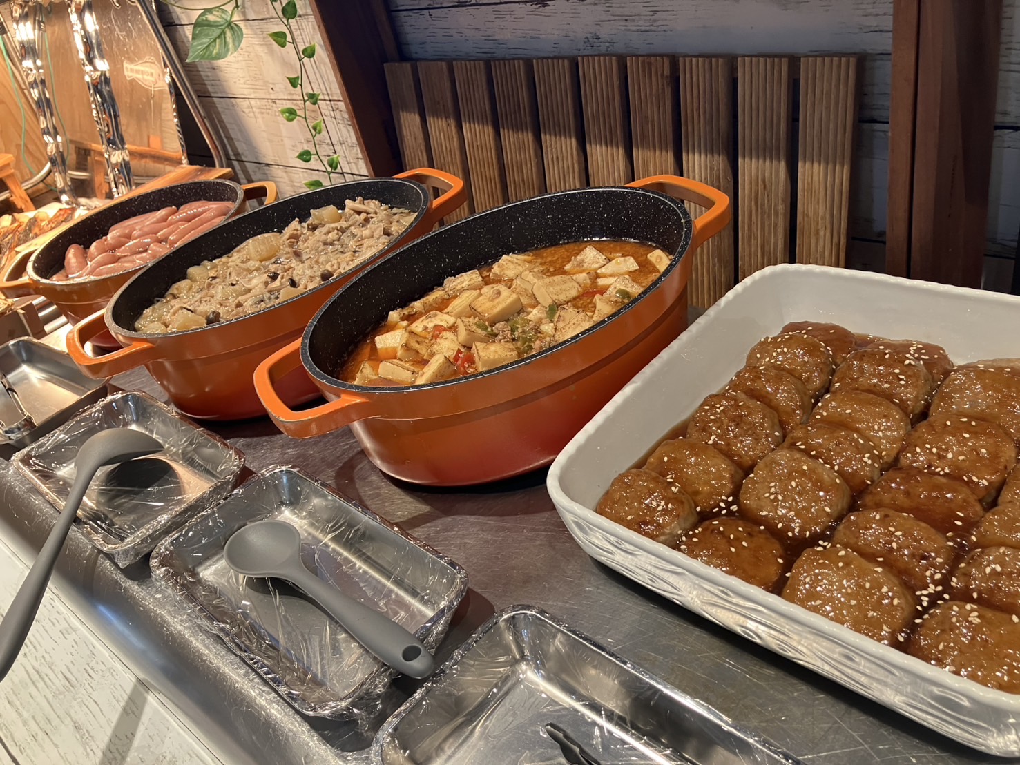 朝食ビュッフェ＆ランチスタッフ同時募集①ホール(オーダー受け・配膳・片付けなど)