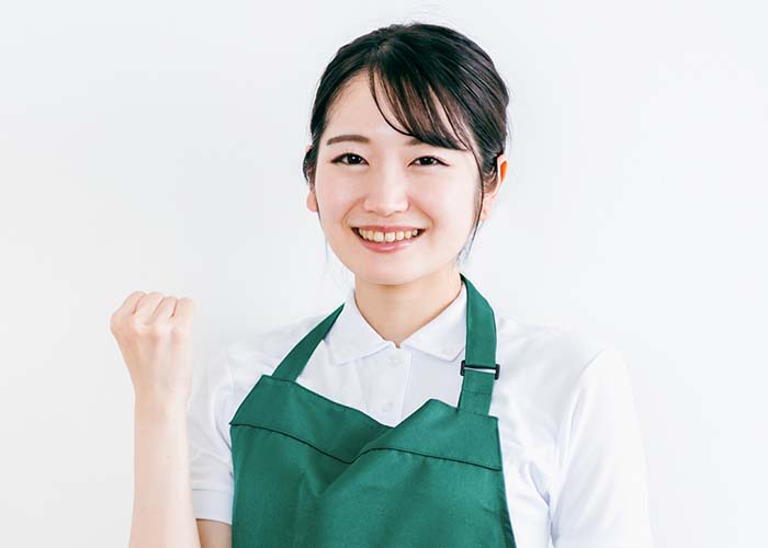 開店前の陳列スタッフ