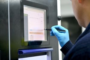 【福島市】タッチパネルをポチポチ押すだけ！金属資材加工のマシンオペレーター